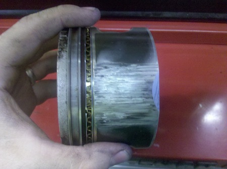 This is what the piston looked like, lucky for me the cylinder was not harmed! 